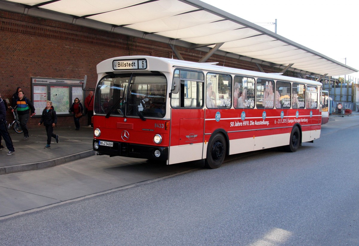 Verkehrshistorischer Tag in Hamburg am 11.10.2015:
Mercedes Benz Stadtbus O 305 der VHH erreicht hier den S+U Bahnhof Hamburg - Barmbeck.