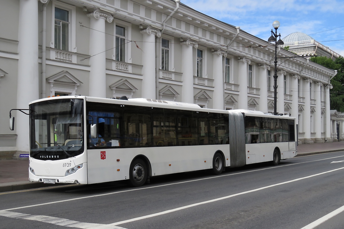 Volgabus Gelenkbus auf dem Newski-Prospekt (Невский проспект) in St. Petersburg, 16.7.17