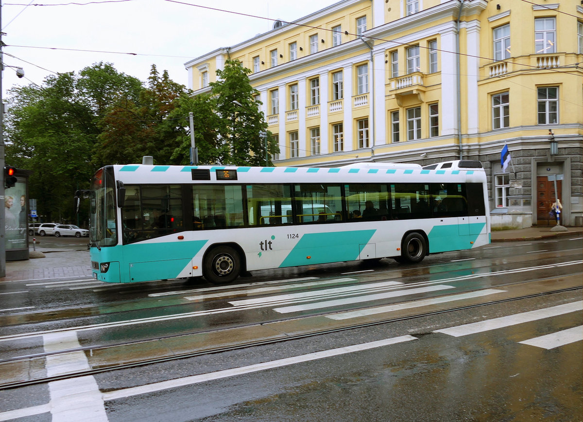 Volvo 7700 '1124' der tlt -Tallinna Transport As, Linie 36 in Tallinn -Stadt im August 2017.