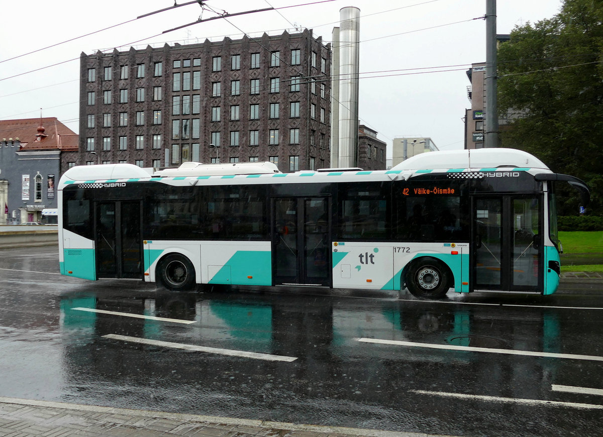 Volvo 7900/B5LH Hybrid '1772' der tlt -Tallinna Transport As, Linie 42 in Tallinn im August 2017.