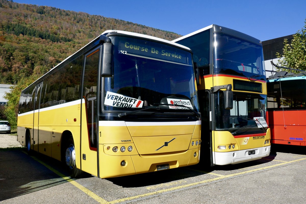 Volvo 8700 ex PostAuto Unterwallis mit Neoplan Doppeldecker ex Ostschweiz am 13.10.18 bei Rattin Bus in Biel.
