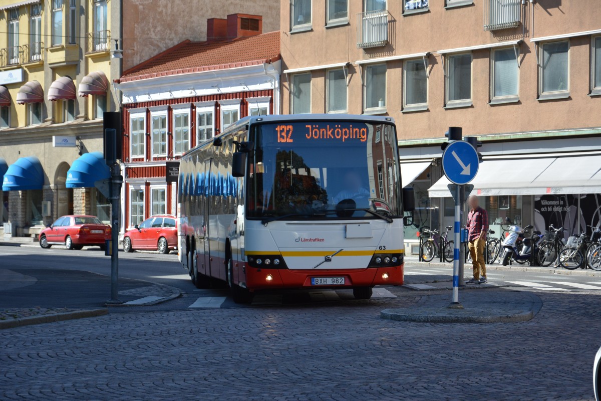 Volvo 8700 mit dem Kennzeichen BXH 982 auf der Linie 132. Aufgenommen am Hbf Jönköping am 15.09.2014.