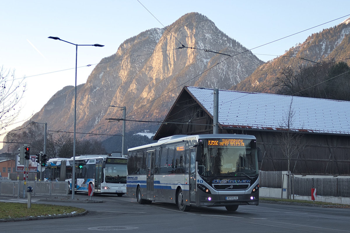 Volvo 8900 von tztaler verlt als Linie 8352 die Haltestelle Vgelebichl in Innsbruck, vor der Kulisse des Hechenberges. Aufgenommen 7.12.2017.