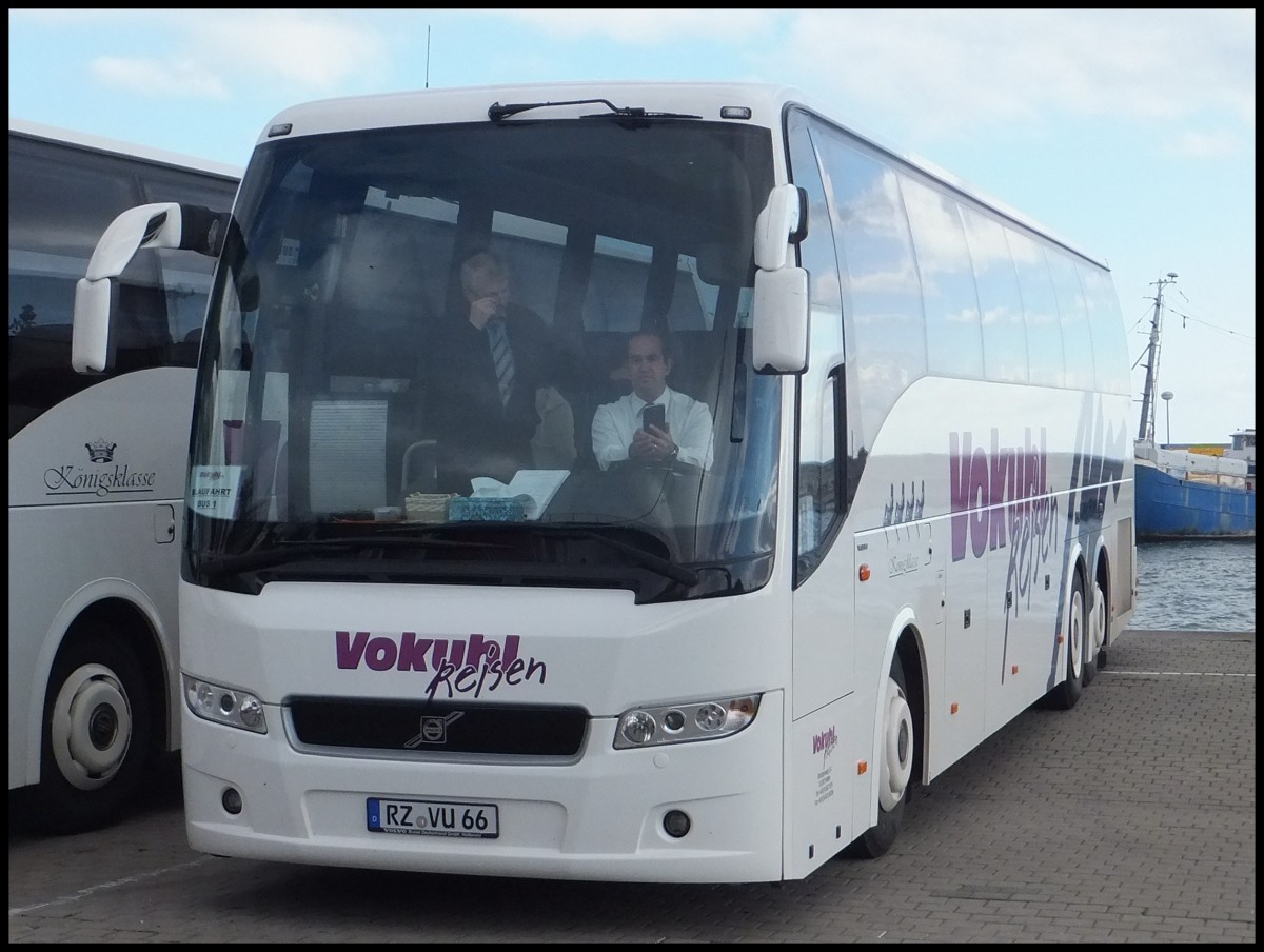 Volvo 9700 von Vokuhl Reisen aus Deutschland im Stadthafen Sassnitz am 27.10.2013