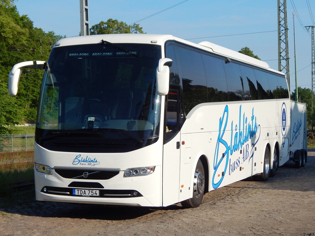 Volvo 9900 von Blåklintsbuss aus Schweden mit Anhänger in Burg Stargard am 24.05.2019