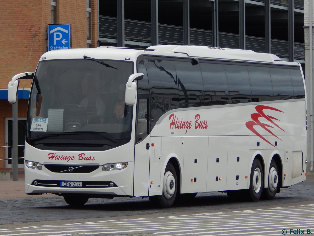 Volvo 9900 von Hisinge Buss aus Schweden im Stadthafen Sassnitz am 22.10.2016