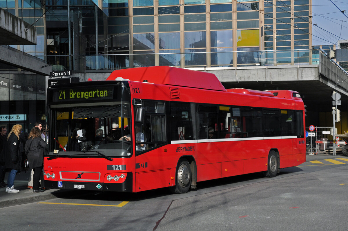 Volvo Bus 121, auf der Linie 21 bedient die Haltestelle beim Bahnhof Bern. Die Aufnahme stammt vom 08.11.2013.