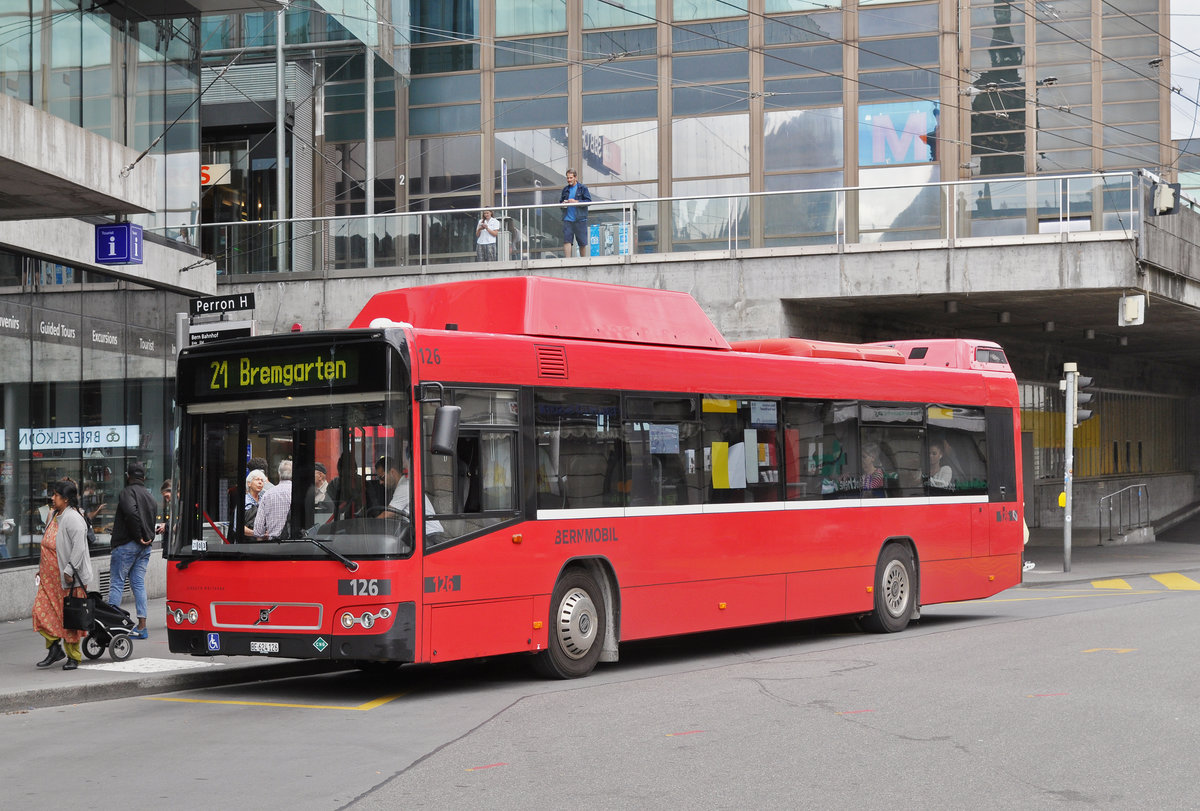 Volvo Bus 126, auf der Linie 21, bedient die Haltestelle beim Bahnhof Bern. Die Aufnahme stammt vom 09.06.2017.