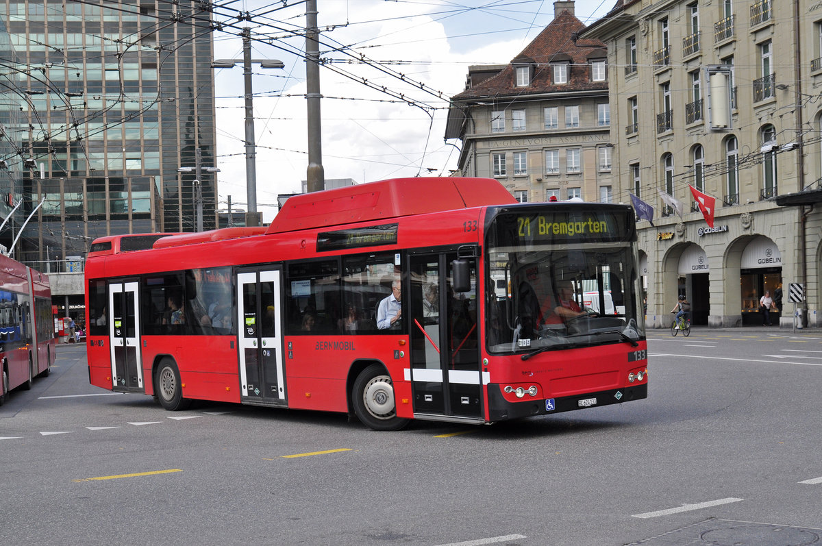 Volvo Bus 133, auf der Linie 21, verlässt die Haltestelle beim Bahnhof Bern. Die Aufnahme stammt vom 22.05.2018.