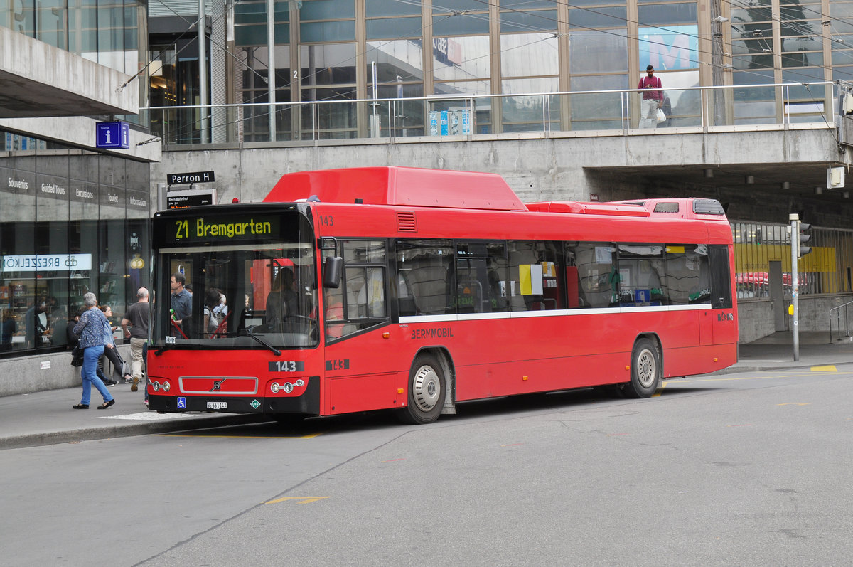 Volvo Bus 143, auf der Linie 21, bedient die Haltestelle beim Bahnhof Bern. Die Aufnahme stammt vom 09.06.2017.