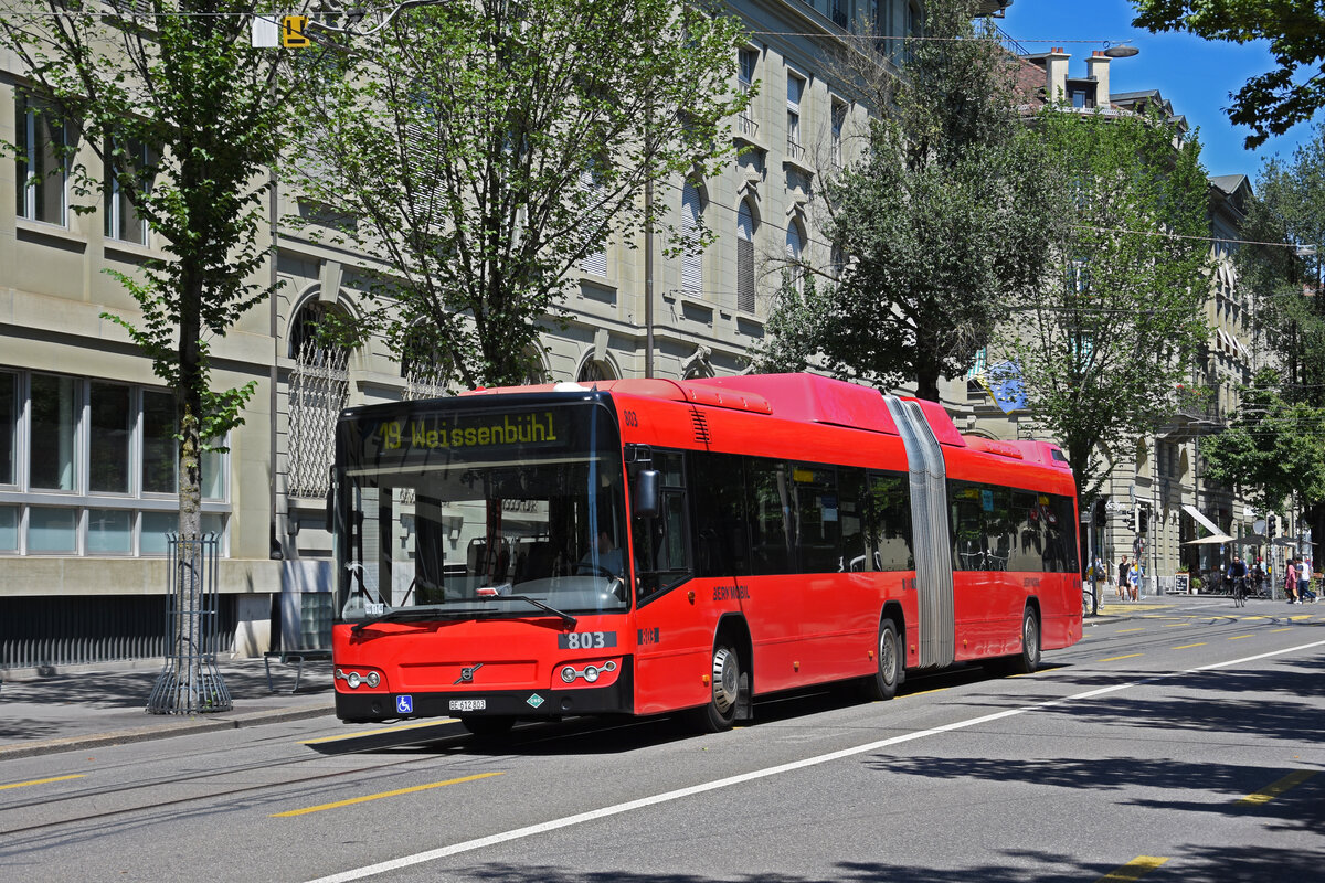 Volvo Bus 803, auf der Linie 19, fährt durch die Bundesgasse. Die Aufnahme stammt vom 08.07.2022.