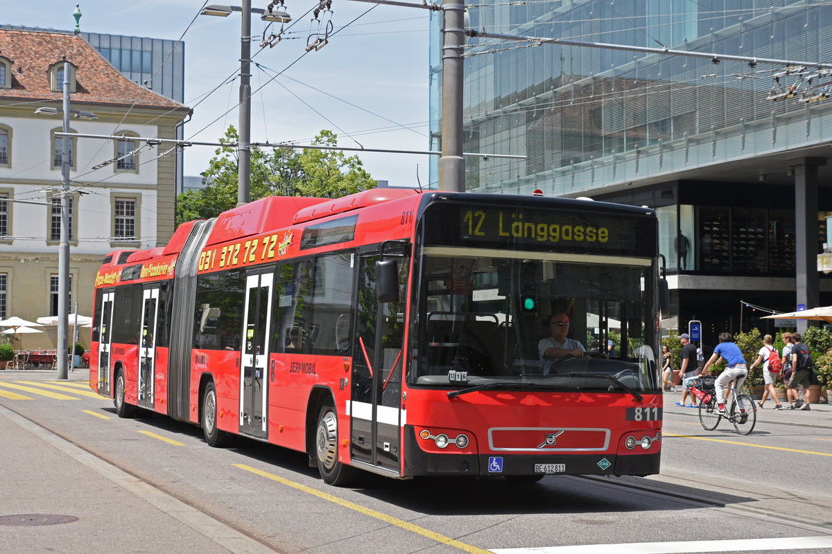 Volvo Bus 811, auf der Linie 12, fährt zur Haltestelle beim Bahnhof Bern. Die Aufnahme stammt vom 25.06.2019.