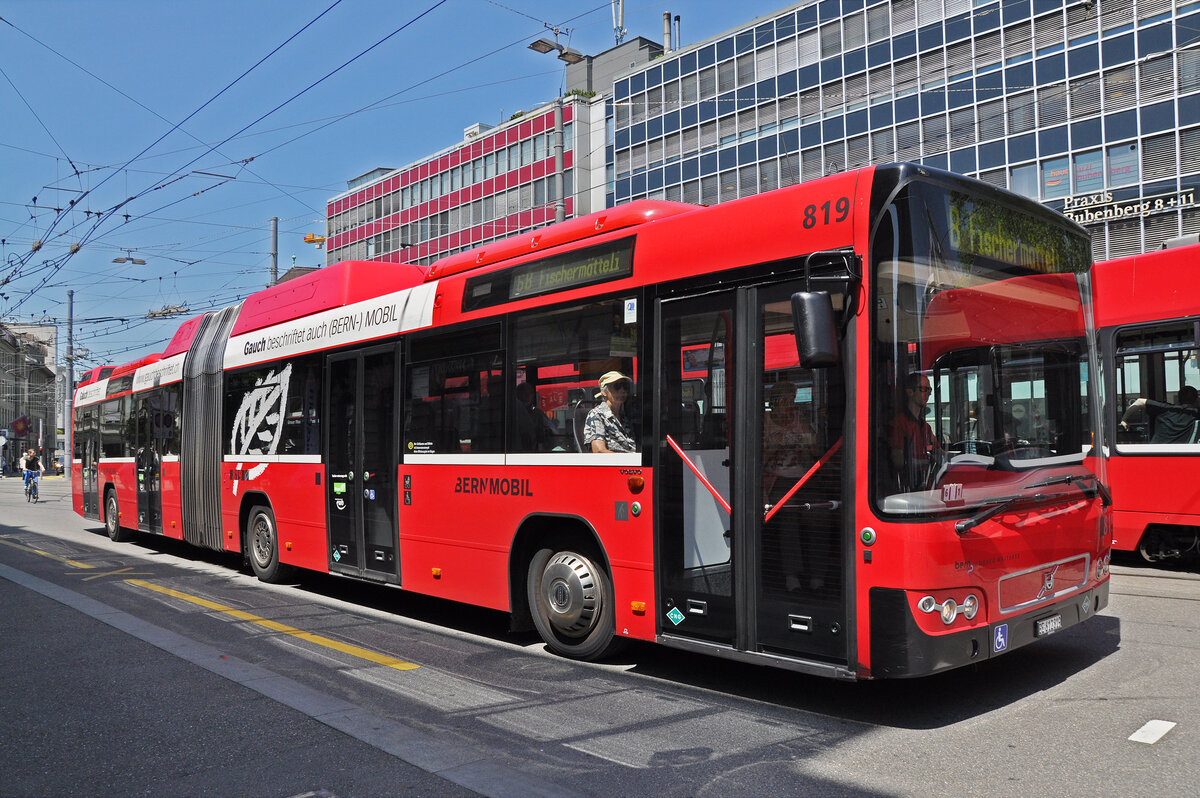 Volvo Bus 819, auf der Linie 6B, fährt zur Haltestelle beim Bahnhof Bern. Die Aufnahme stammt vom 17.06.2013.