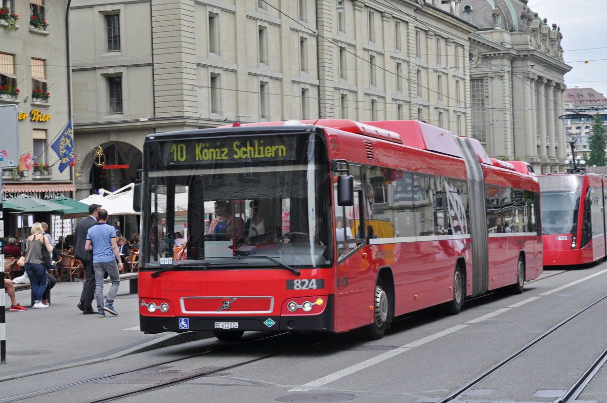 Volvo Bus 824, auf der Linie 10, beim Stadttheater Bern. Die Aufnahme stammt vom 09.06.2017.