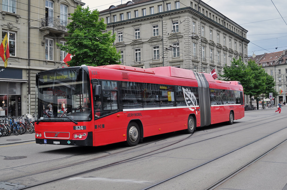 Volvo Bus 824, auf der Linie 10, fährt zur Haltestelle beim Bahnhof Bern. Die Aufnahme stammt vom 09.06.2017.