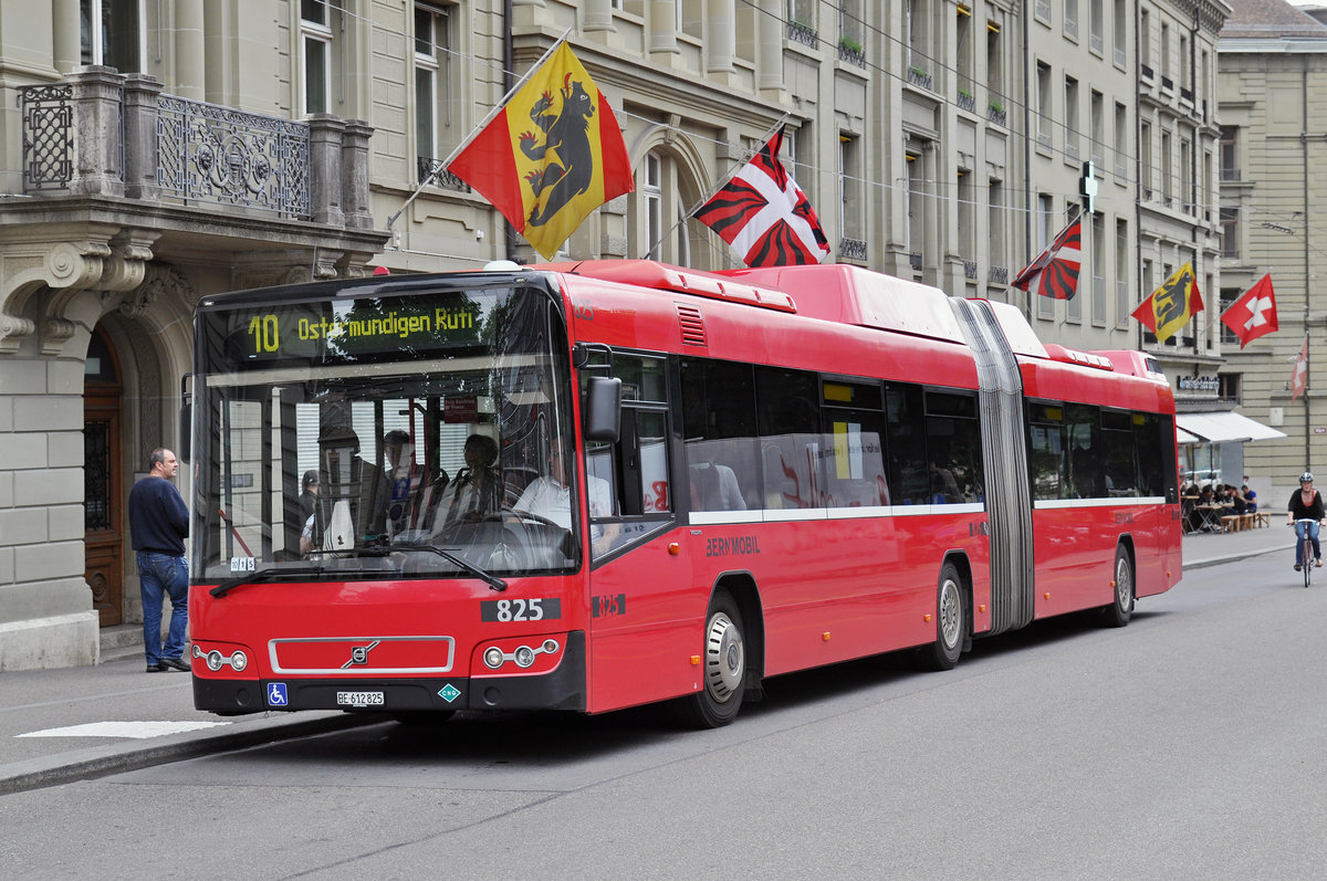 Volvo Bus 825, auf der Linie 10, bedient die Haltestelle Bubenbergplatz. Die Aufnahme stammt vom 09.06.2017.