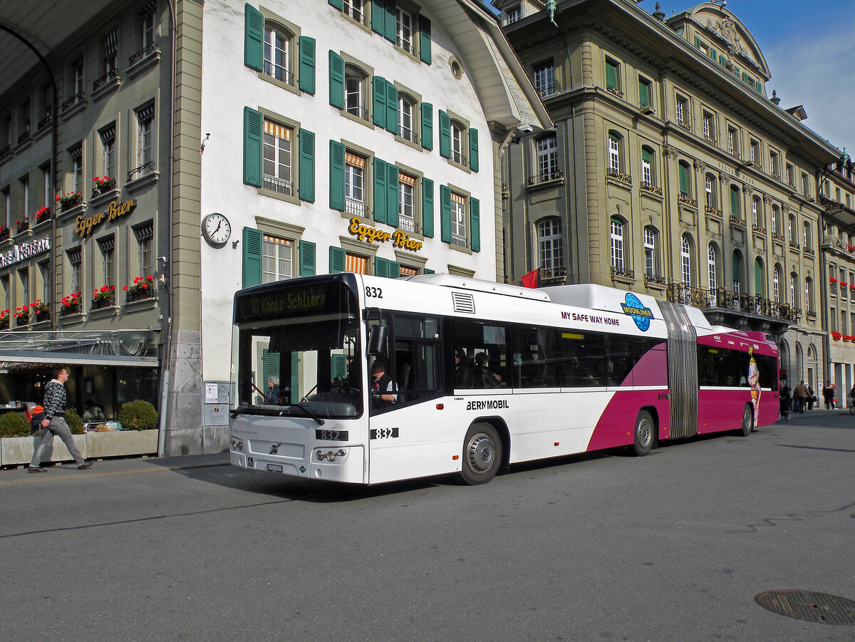 Volvo Bus 832  Moonliner , auf der Linie 10, verlässt die Haltestelle beim Bundesplatz. Die Aufnahme stammt vom 01.11.2010.