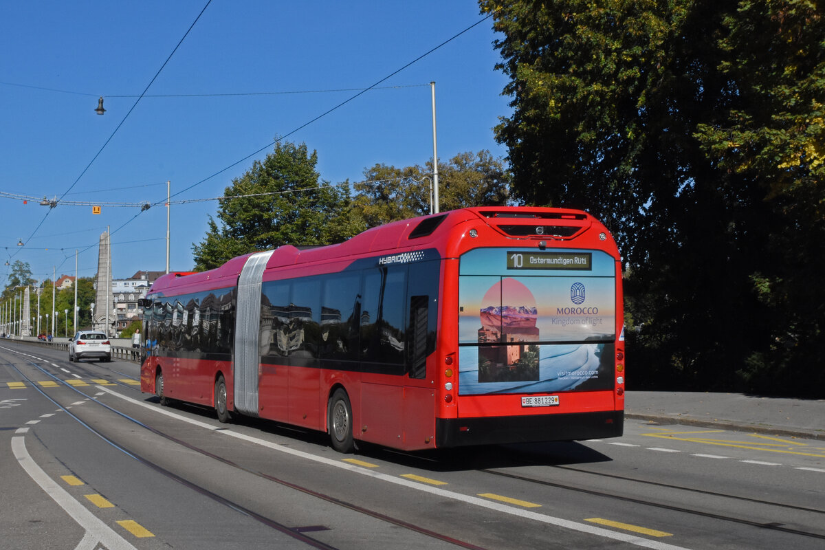 Volvo Hybrid Bus 229, auf der Linie 10, überquert am 04.10.2022 die Kornhausbrücke.