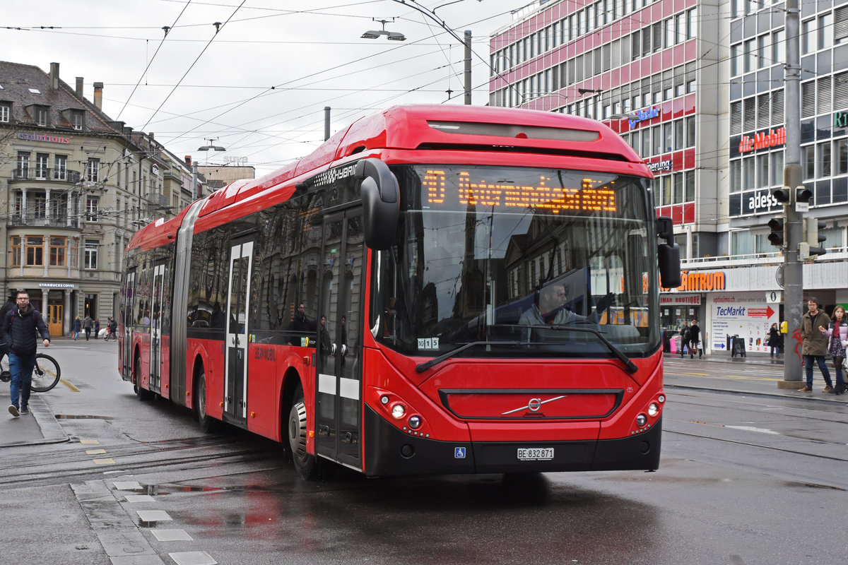 Volvo Hybrid Bus 871, auf der Linie 10, fährt zur Haltestelle beim Bahnhof Bern. Die Aufnahme stammt vom 21.12.2019.