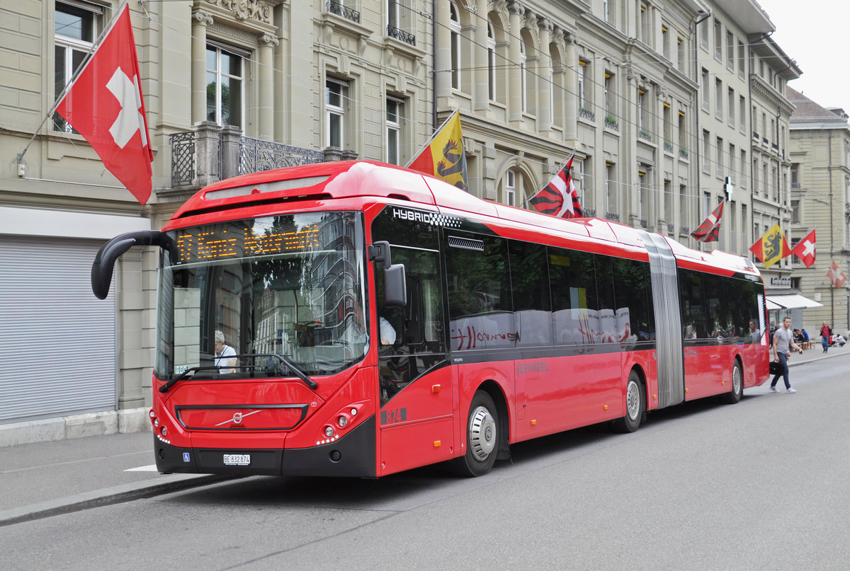 Volvo Hybrid Bus 874, auf der Linie 17, bedient die Haltestelle Bubenbergplatz. Die Aufnahme stammt vom 09.06.2017.