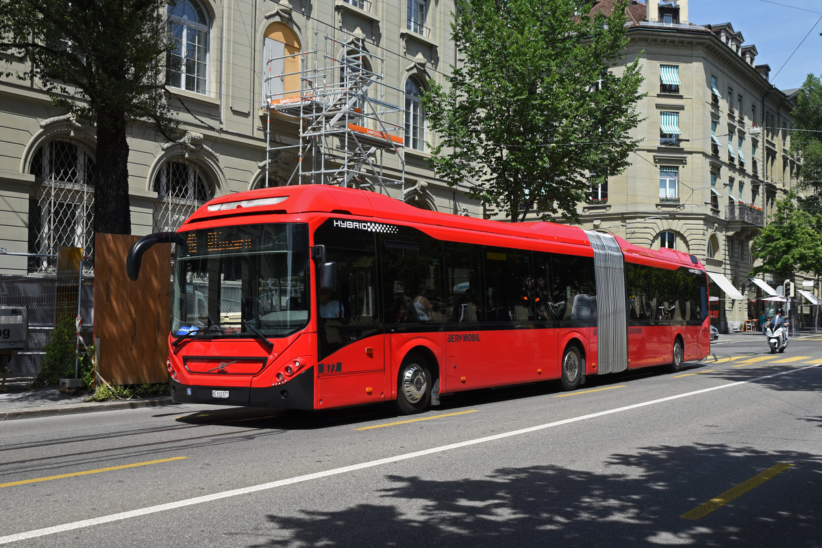 Volvo Hybrid Bus 877, auf der Linie 19, fährt durch die Bundesgasse. Die Aufnahme stammt vom 25.06.2019.