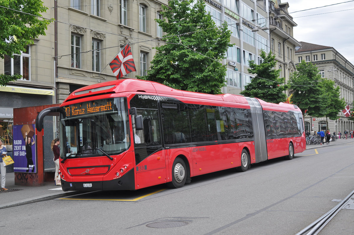 Volvo Hybrid Bus 880, auf der Linie 17 bedient die Haltestelle beim Bahnhof Bern. Die Aufnahme stammt vom 09.06.2017.