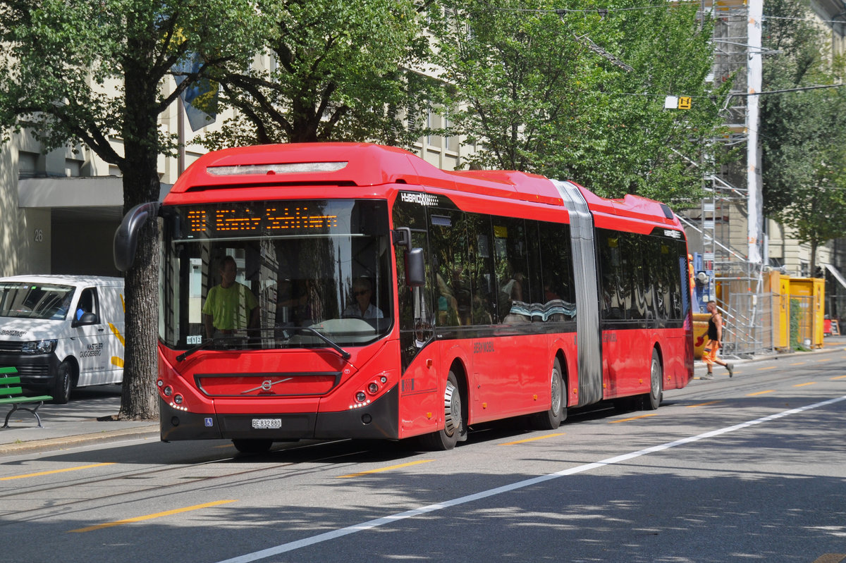 Volvo Hybrid Bus 880, auf der Linie 10, fährt durch die Bundesgasse. Die Aufnahme stammt vom 25.08.2017.