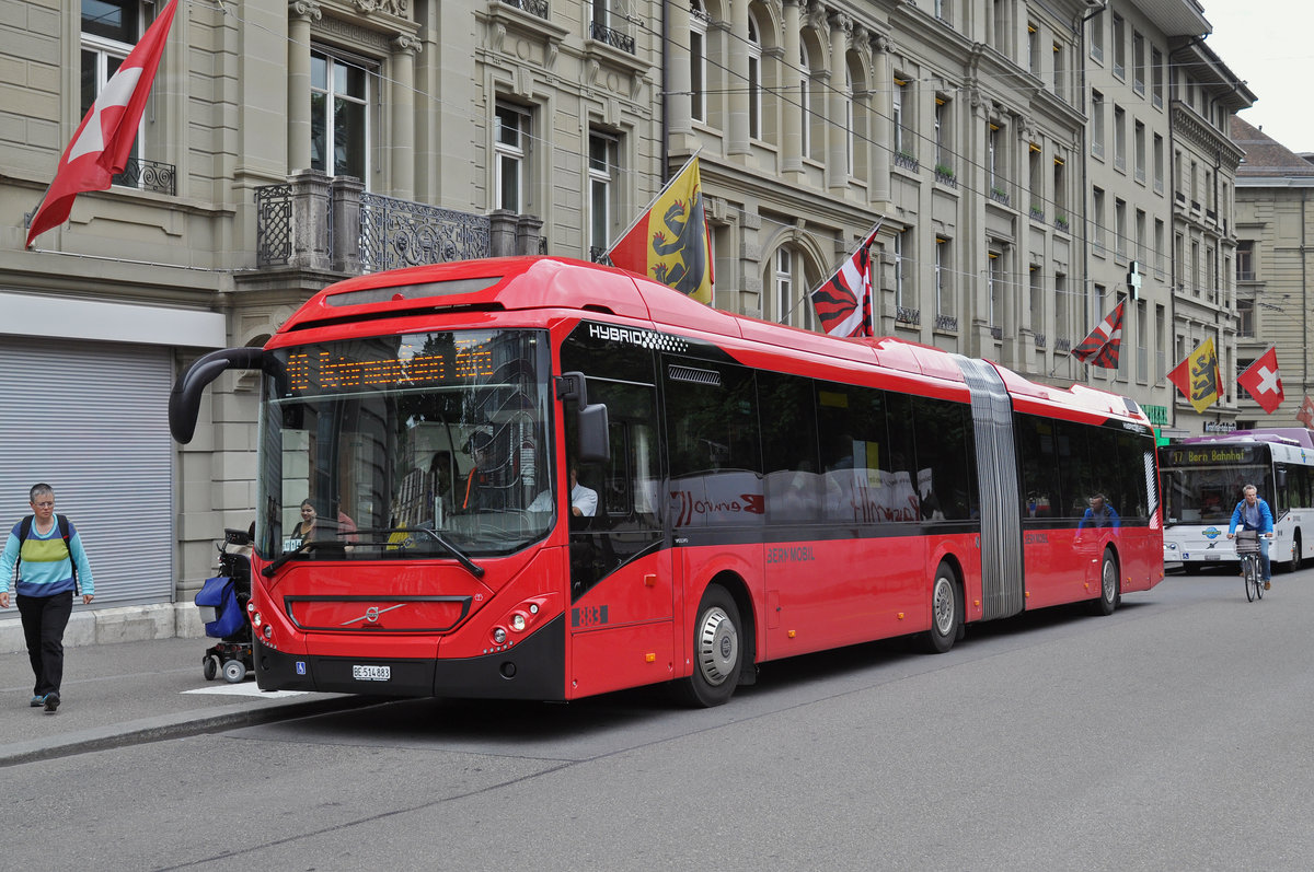 Volvo Hybrid Bus 883, auf der Linie 10, bedient die Haltestelle beim Bubenbergplatz. Die Aufnahme stammt vom 09.06.2017.