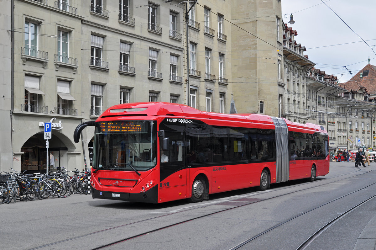 Volvo Hybrid Bus 887, auf der Linie 10, beim Zytglogge in Bern. Die Aufnahme stammt vom 09.06.2017.