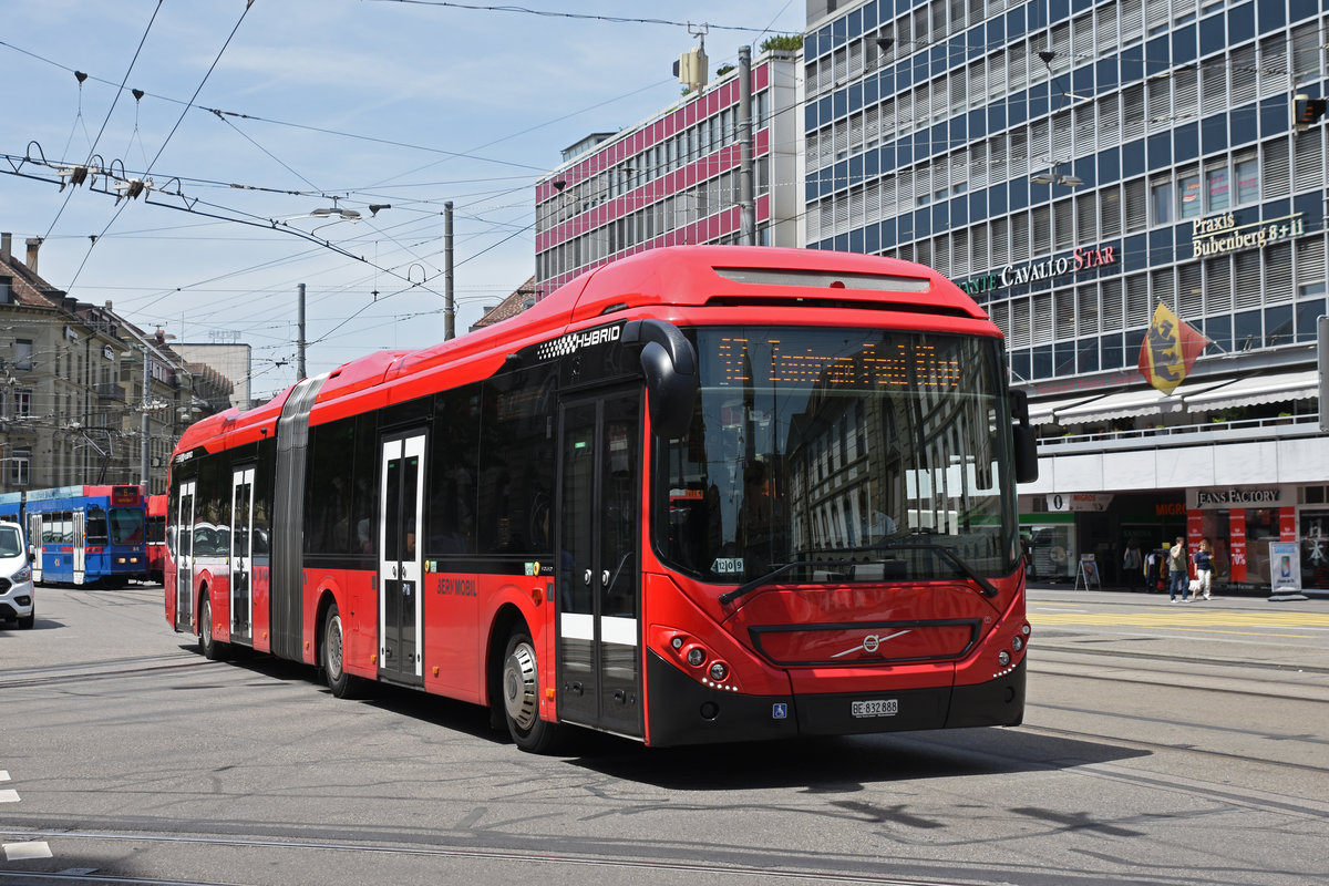 Volvo Hybrid Bus 888, auf der Linie 12, fährt zur Haltestelle beim Bahnhof Bern. Die Aufnahme stammt vom 25.06.2019.