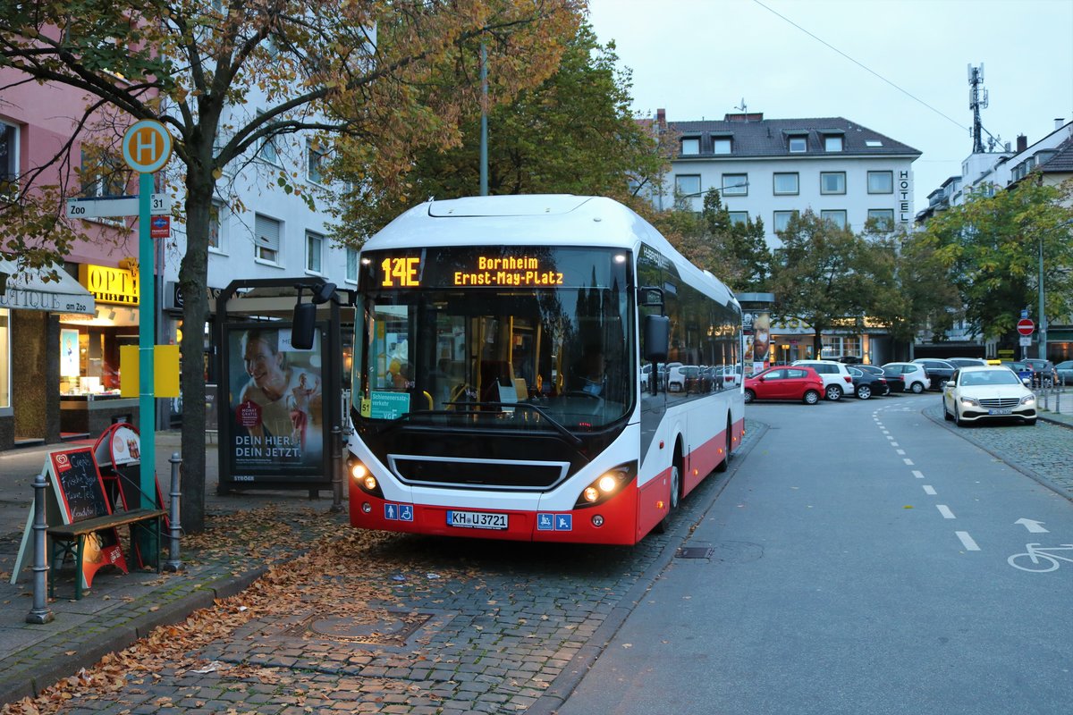 Volvo Hybrid Bus am 23.10.19 in Frankfurt am Main Zoo als SEV der Linie 14 