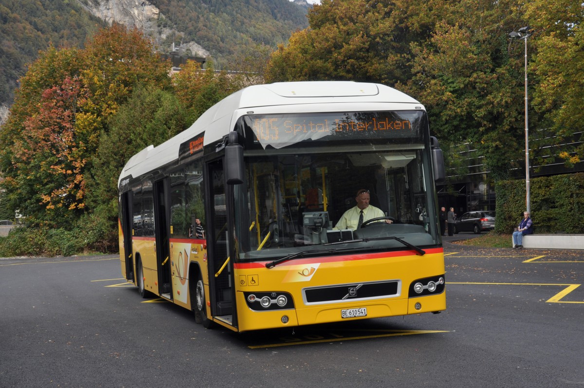 Volvo Hybrid Bus auf der Linie 105 zum Spital Interlaken an der provisorischen Haltestelle beim Bahnhof Interlaken West. Die Aufnahme stammt vom 07.10.2014.