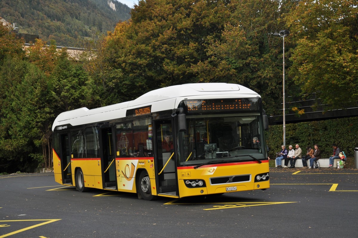 Volvo Hybrid Bus auf der Linie 105 wartet auf dem provisorischen Busplatz beim Bahnhof Interlaken West. Die Aufnahme stammt vom 07.10.2014.