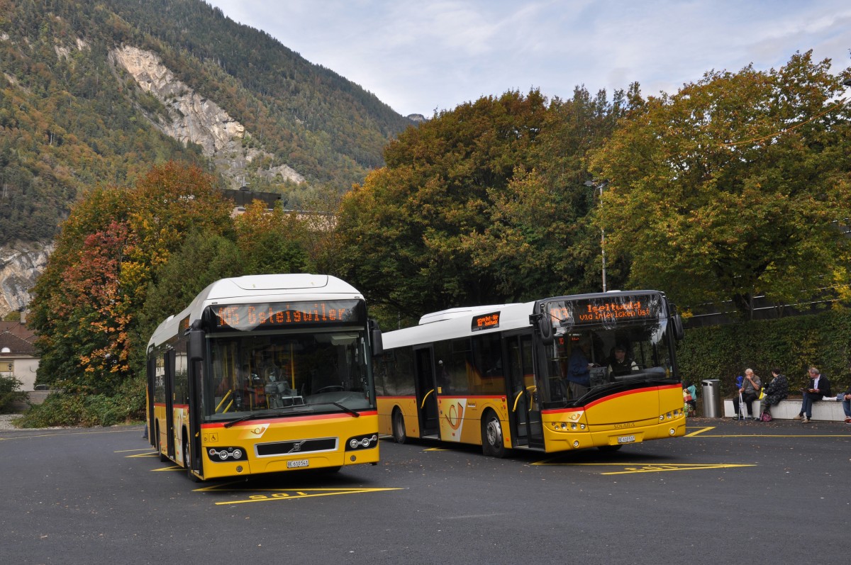 Volvo Hybrid Bus auf der Linie 105 und ein Solaris Bus auf der Linie 103 warten beim provisorischen Busplatz beim Bahnhof Interlaken West. Die Aufnahme stammt vom 07.10.2014.