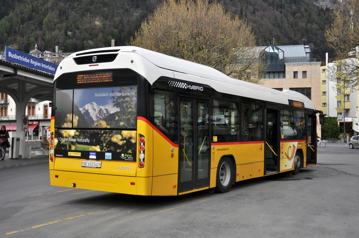 Volvo Hybrid Bus der Post am Bahnhof Interlaken West. Die Aufnahme stammt vom 19.04.2014.