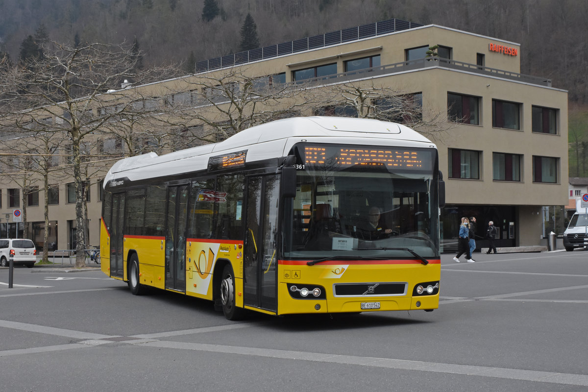 Volvo Hybrid Bus der Post, auf der Linie 103, fährt zur Haltestelle beim Bahnhof Interlaken Ost. Die Aufnahme stammt vom 03.04.2021.
