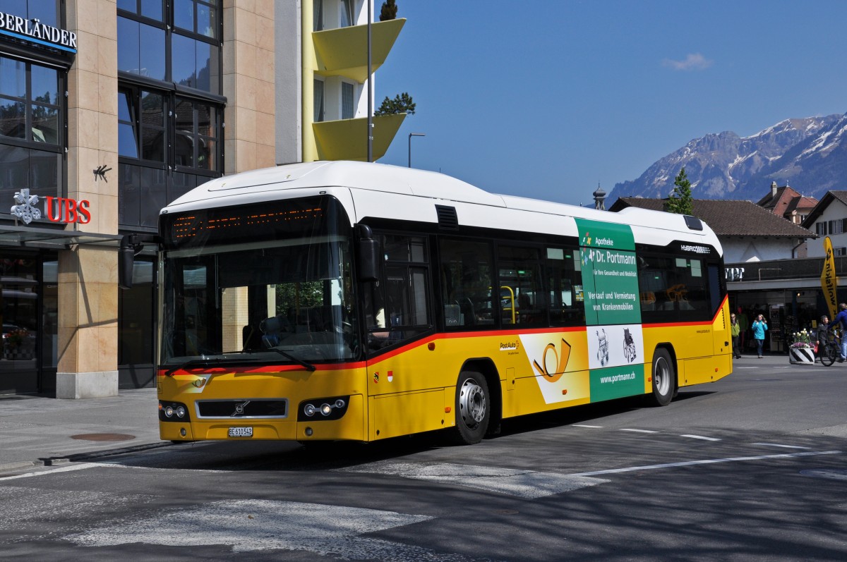 Volvo Hybrid Bus der Post kurz vor dem Bahnhof Interlaken West. Die Aufnahme stammt vom 16.04.2014.