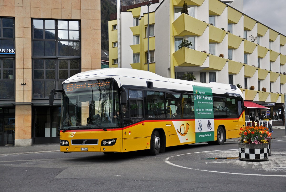 Volvo Hybrid Bus der Post kurz vor dem Bahnhof Interlaken West. Die Aufnahme stammt vom 19.04.2014.