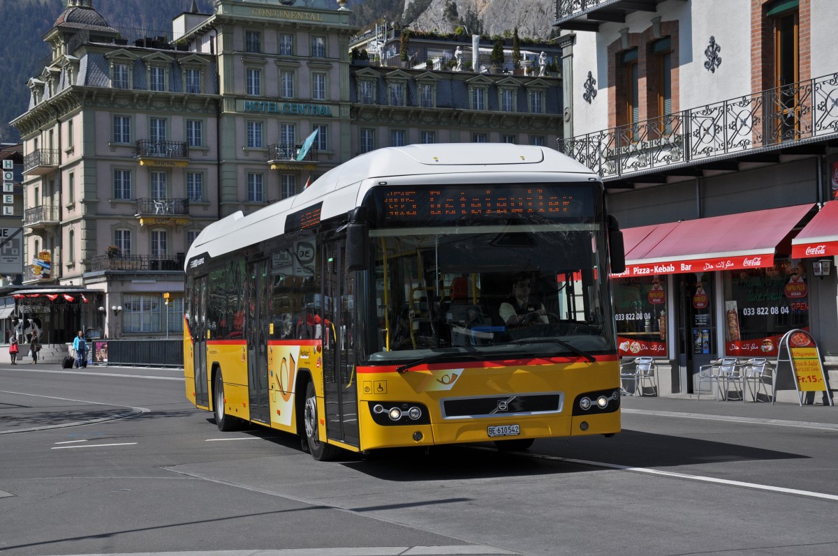 Volvo Hybrid Bus der Post kurz vor dem Bahnhof Interlaken West. Die Aufnahme stammt vom 16.04.2014.