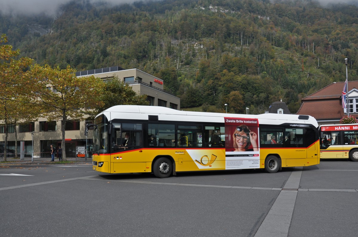 Volvo Hybrid Bus verlässt den Bahnhofplatz Interlaken Ost Richtung Bahnhof Interlaken West. Die Aufnahme stammt vom 11.10.2014.