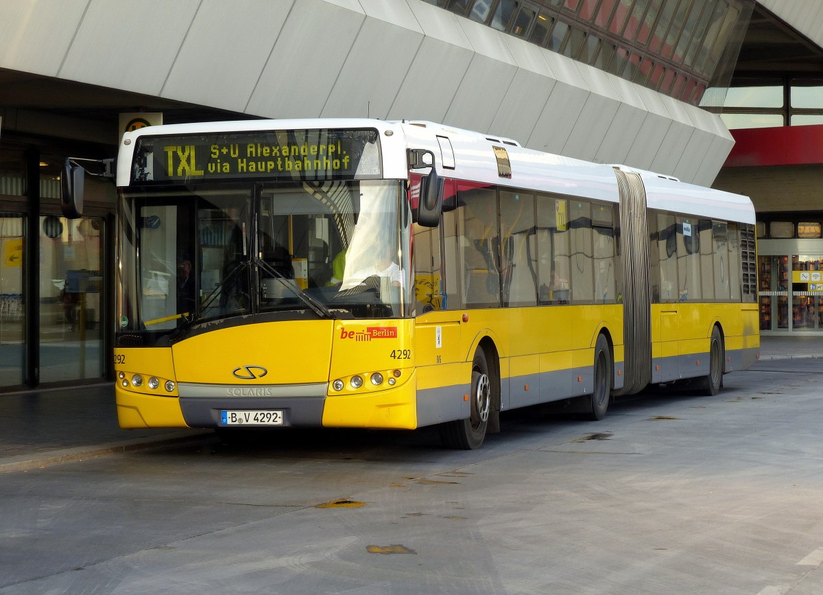 Vor meiner Abreise noch ein Solaris Gelenkbus B-V 4292 der Berliner Verkehrsbetriebe (BVG) am Flgh. Berlin Tegel im Januar 2016.