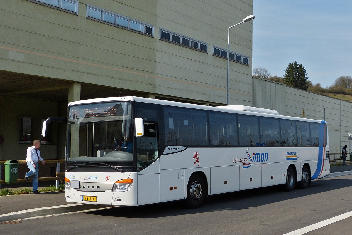 VS 1514, Setra S 419 von Voyages Simon aus Diekirch am Busbahnhof in Ettelbrck.  10.04.2015