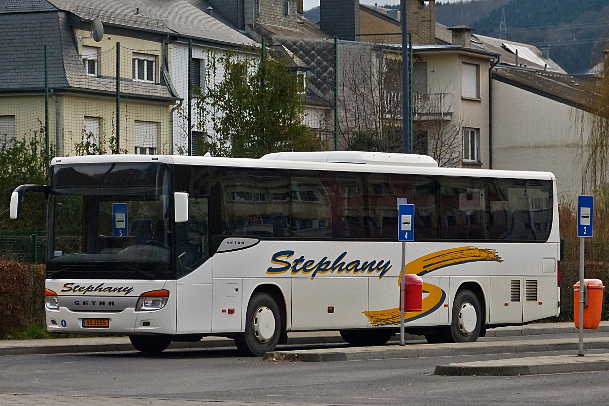 VS 3055, Setra 415 UL von Autobus Stephany steht an einem Busbahnhof in Ettelbrück. 17.12.2021