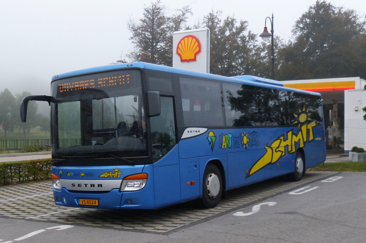VS 4024, Setra S 415 UL von Voyages Schmit, steht an einem Nebligen morgen nahe dem Bahnhof in Diekirch. 03.09.2013

