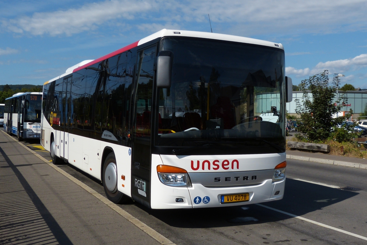 VU 4078, Setra S 416 LE von Voyages Unsen, steht am Bahnhof in Ettelbrück.  31.07.2018
