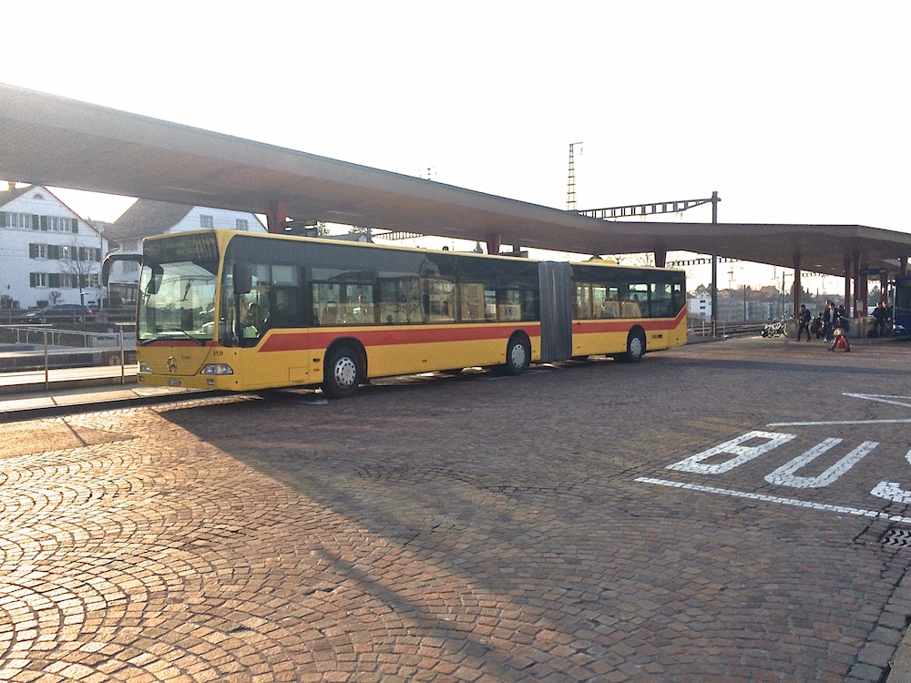 VZO Grüningen, Mercedes-Benz Citaro G (Nr. 319/ZH41407, 2001, ex. BLT Oberwil Nr. 7, ex. AGSE Eptingen BL 7919) am Do 19. März 2015 am Bahnhof Wetzikon ZH. Nach unzähligen Versuchen bei der VZO hat es schliesslich geklappt mit einer Fahrt mit diesem Gelenker. Ich mochte diesen Bus bereits, als er noch in der Nordwestschweiz unterwegs war. Als er dann wegen Fahrzeugmangel zur VZO gelangte, da konnte ich mir eine Fahrt mit diesem Bus auf den tollen, abwechslungsreichen Überlandlinien der VZO unmöglich entgehen lassen.