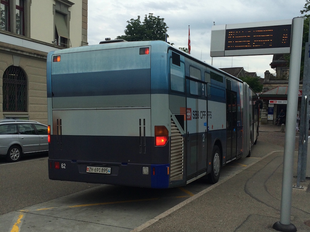 VZO Grüningen,  S-Bahn-Bus  Mercedes-Benz Citaro G (Nr. 62/ZH 691895, 2000) am Mo 22. Juni 2015 am Bahnhof Wetzikon ZH.