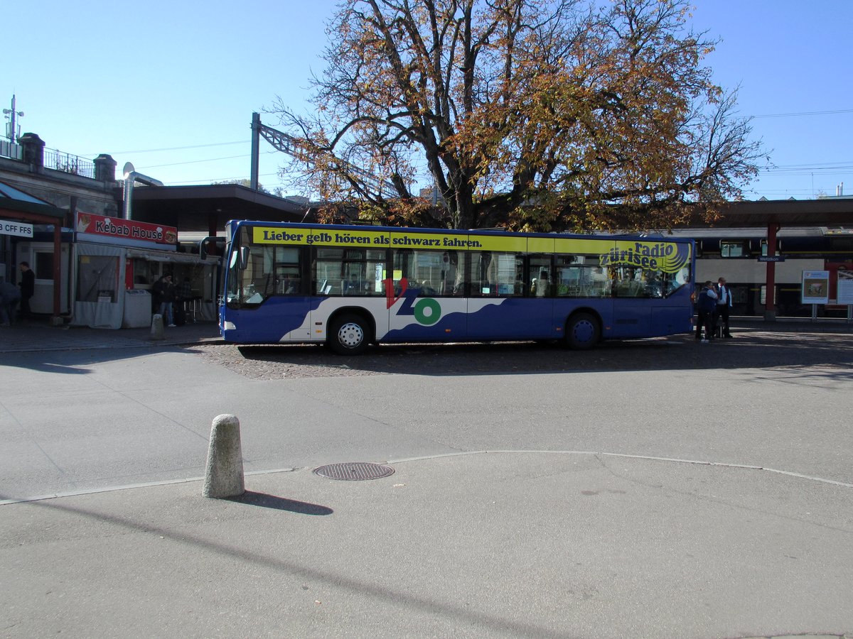 VZO - Mercedes Citaro Nr. 14 am Bahnhof Wetzikon, am 14.10.17. Dieser Bus wurde als einer der ältesten Fahrzeuge der VZO, mittlerweile durch einen neuen Citaro, der die gleiche Wagennummer trägt ersetzt.