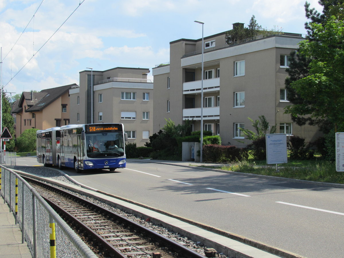 VZO - Mercedes Citaro Nr. 130 unterwegs als Bahnersatz in der Nähe der Haltestelle Egg, Langwies am 12.5.18. Am Wochenende des 12. und 13. Mai konnte die Strecke der Forchbahn zwischen Esslingen und Forch wegen Bauarbeiten nicht befahren werden. Deswegen setzte die VZO Bahnersatzbusse ein. 