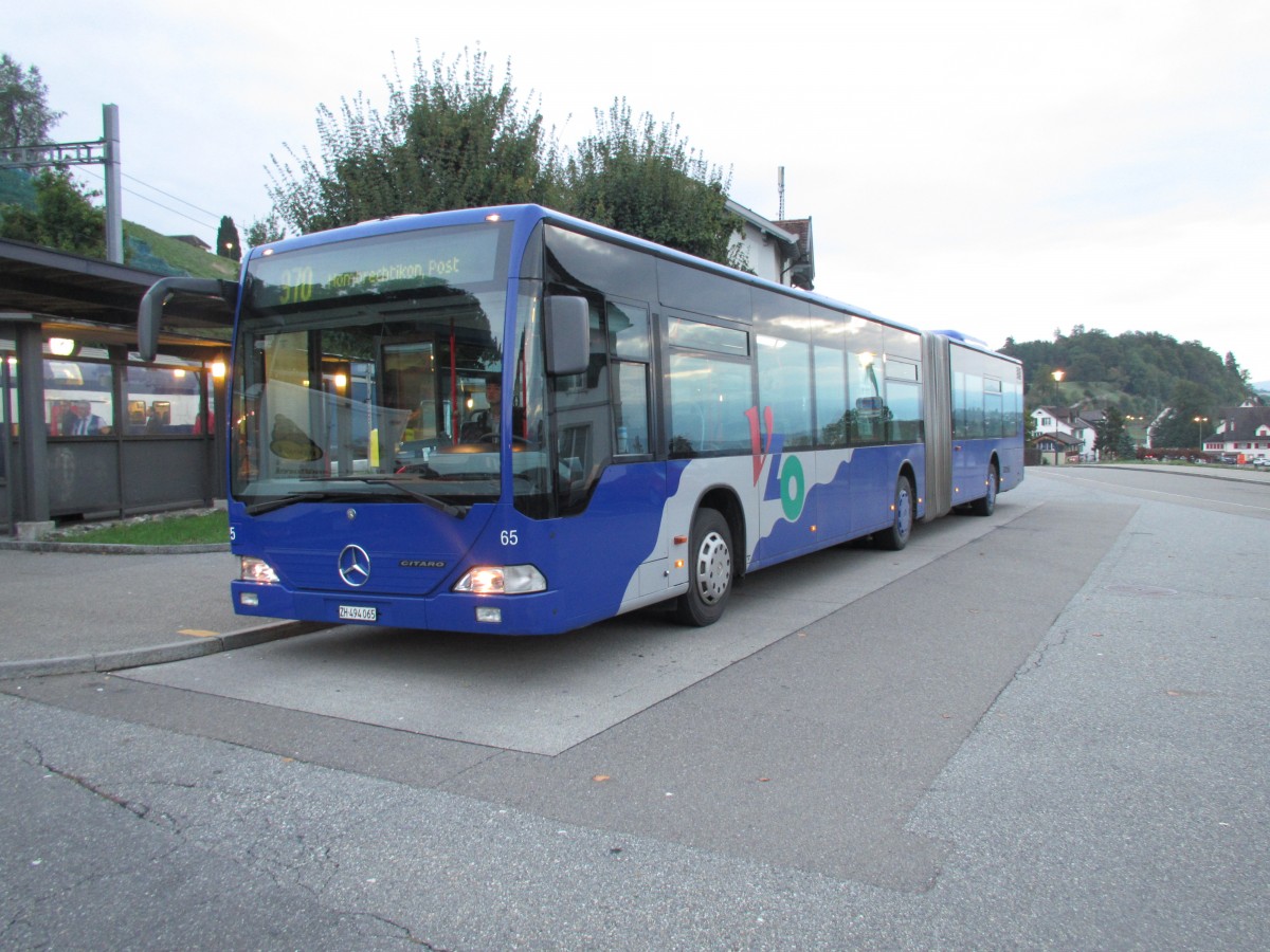VZO-Mercedes Citaro NR.65 wartet am Bahnhof Feldbach auf die Weiterfahrt nach Hombrechtikon, Post am 24.9.15